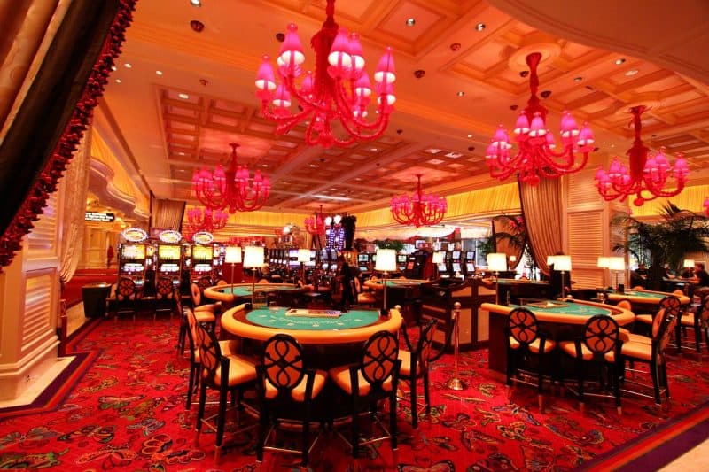 Slot Makinelerin Renkleri ve Sesleri: Duyusal Bir Yolculuk