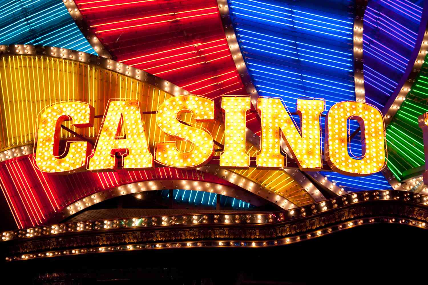 Slot Makinelerin Renkleri ve Sesleri: Duyusal Bir Yolculuk