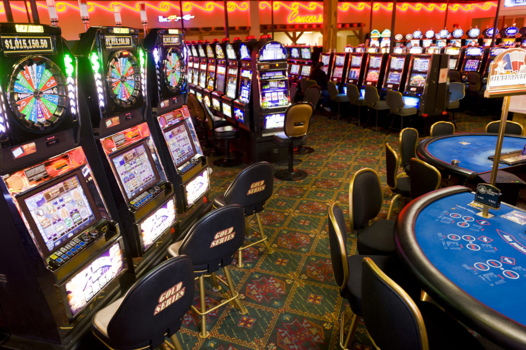 Slot Makinelerinde Duyusal Dans: Renkler ve Seslerin Rolü